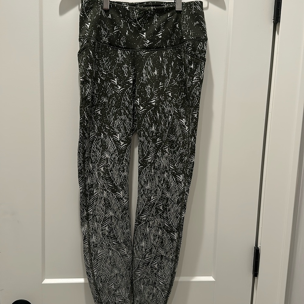 All In Motion green feather print high-rise leggings with pockets